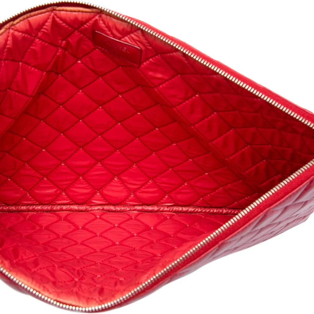 Chanel Large Quilted Lambskin O Case Clutch Red Leather Very good - Model View
