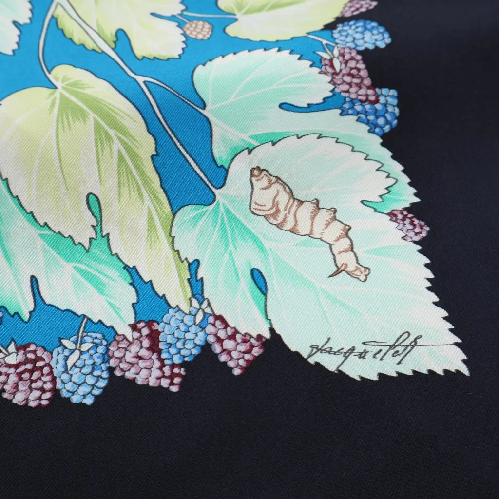 Hermès L Arbre de Soie Silk Scarf 90 Black Very good - Model View