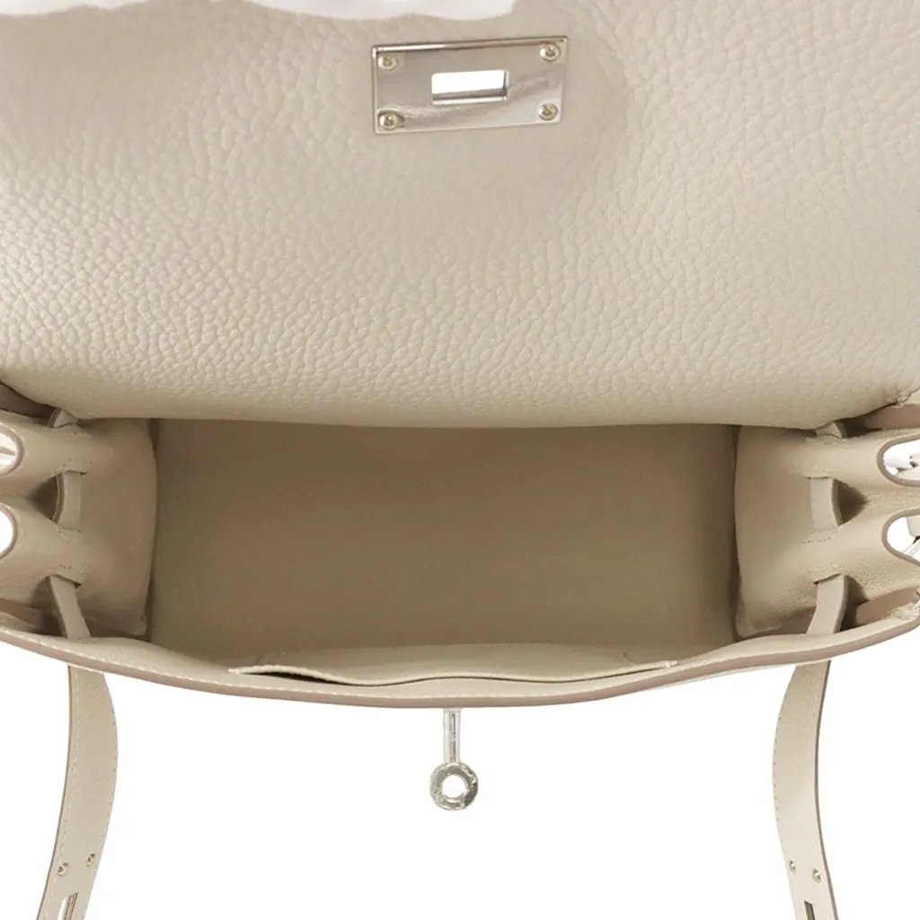 Hermès Togo Kelly Messenger PM White Leather Never worn - Model View