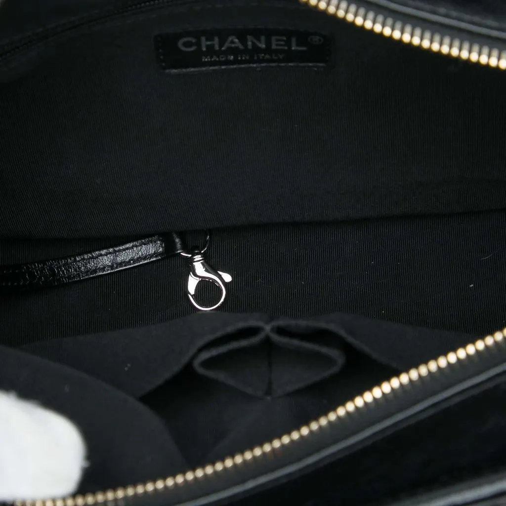 Chanel Medium Tweed and Calfskin Gabrielle Crossbody Black Tweed Very good - Model View