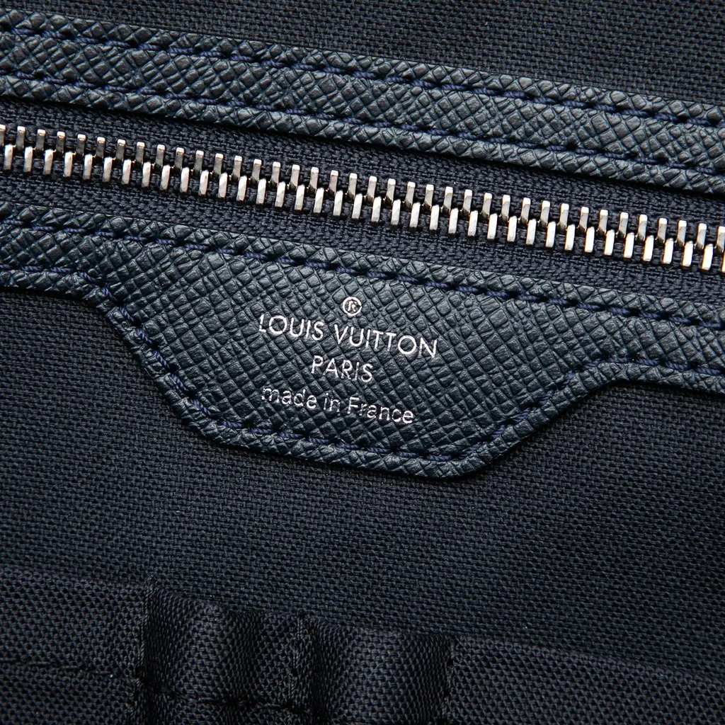 Louis Vuitton Taiga Vassili PM Blue Leather Very good - Box View
