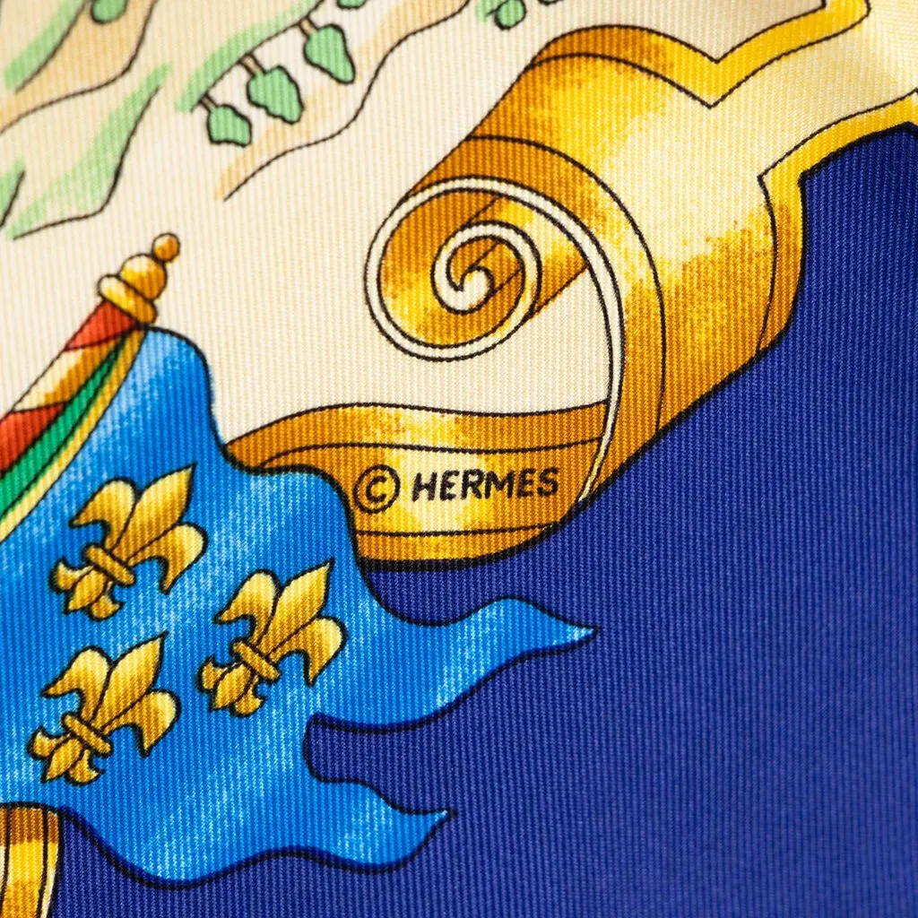 Hermès Voiles de Lumiere Silk Scarf 90 Green Silk Never worn - Model View