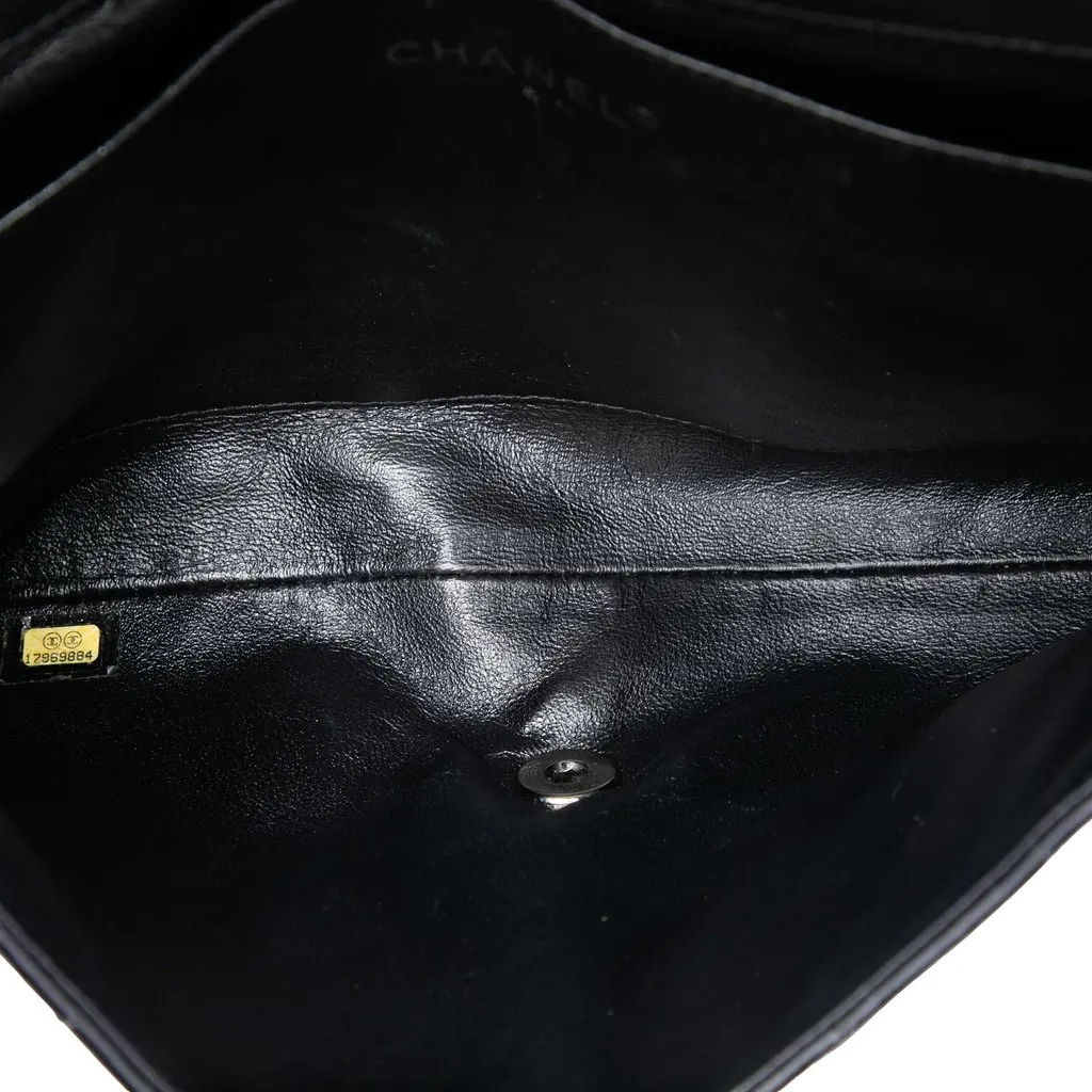 Chanel CC Quilted Patent Flap Clutch with Chain Black Leather Very good - Model View