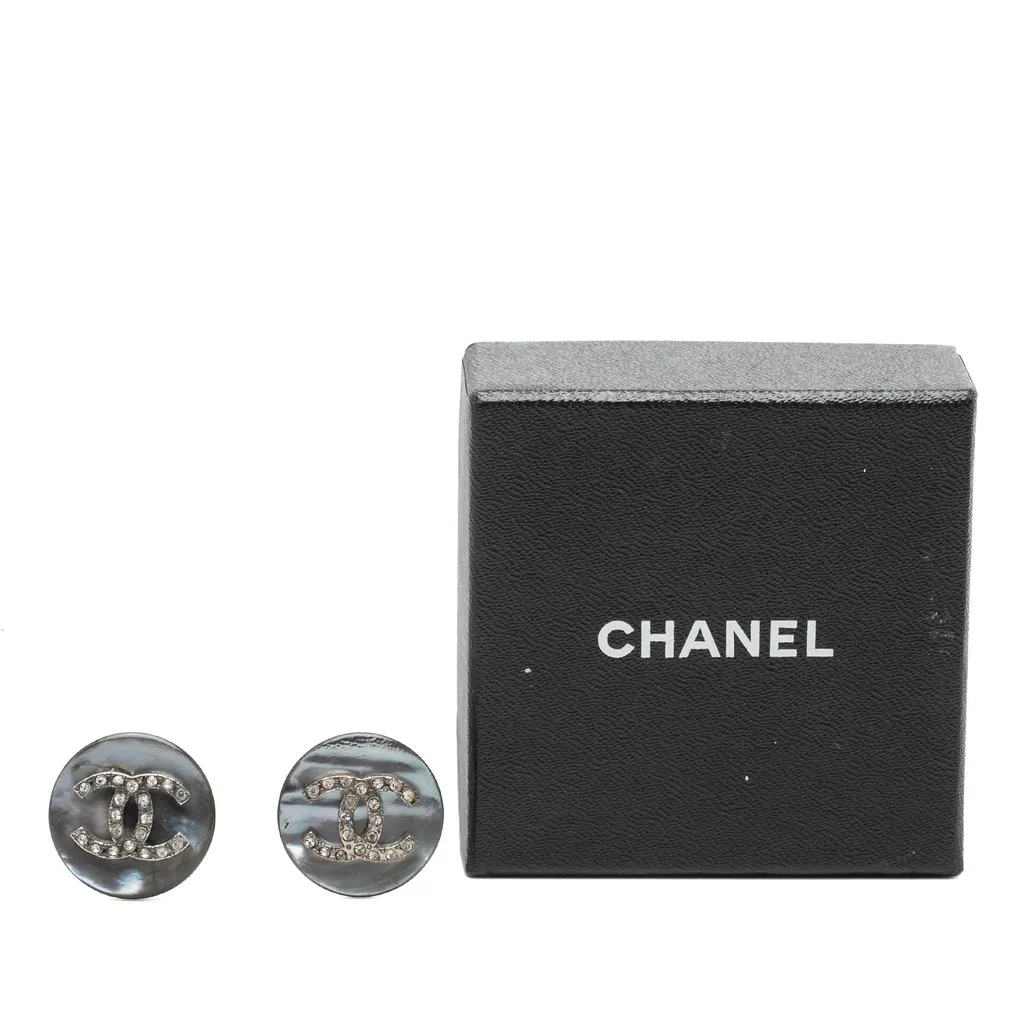 Chanel CC Faux Pearl Strass Clip On Earrings Grey Very good - Model View