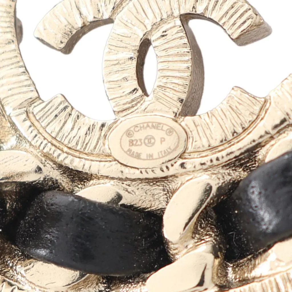 Chanel CC Gold Plated Lambskin Woven Chain Number 5 Brooch Gold Metal Very good - Model View