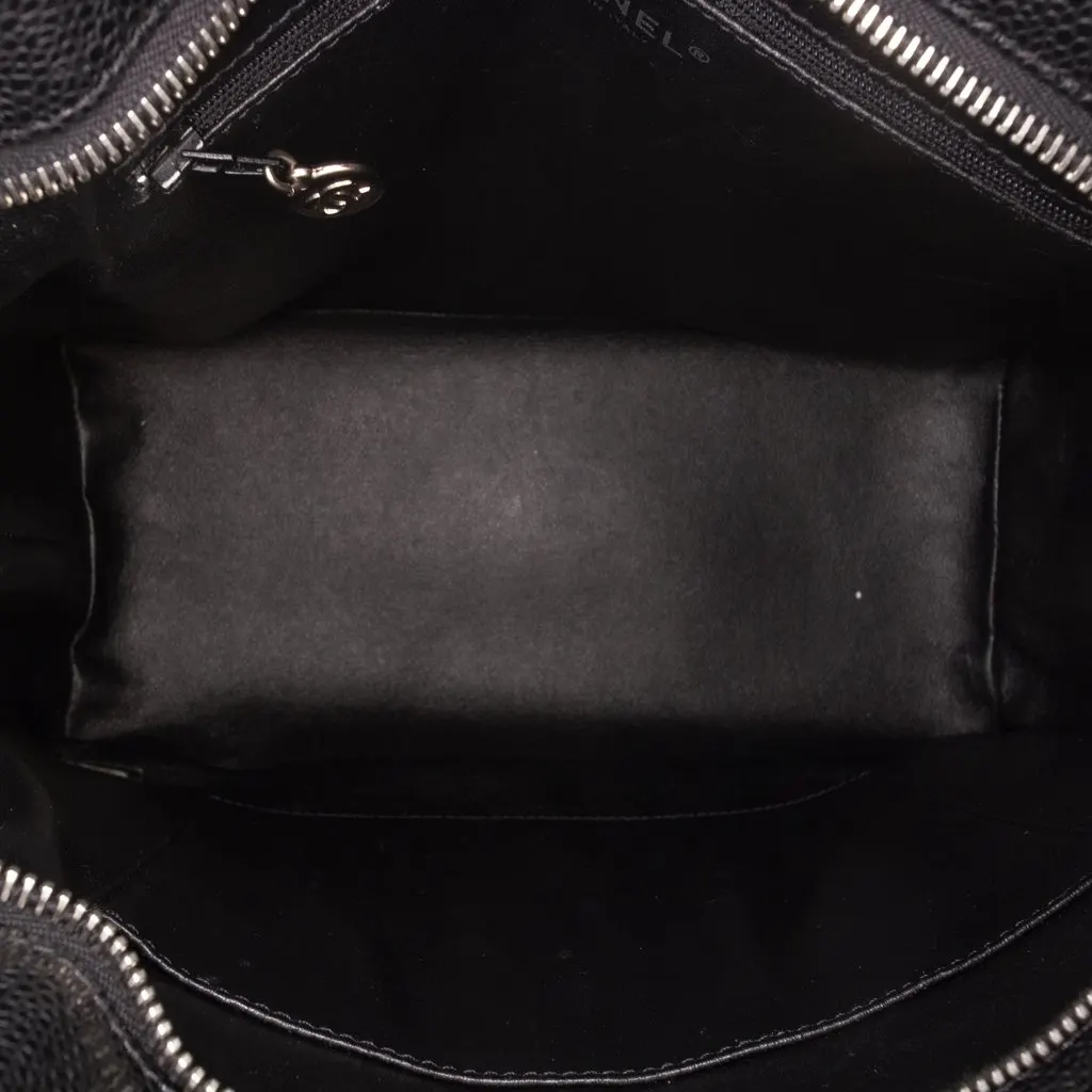 Chanel Caviar Medallion Tote Black Leather Very good - Model View