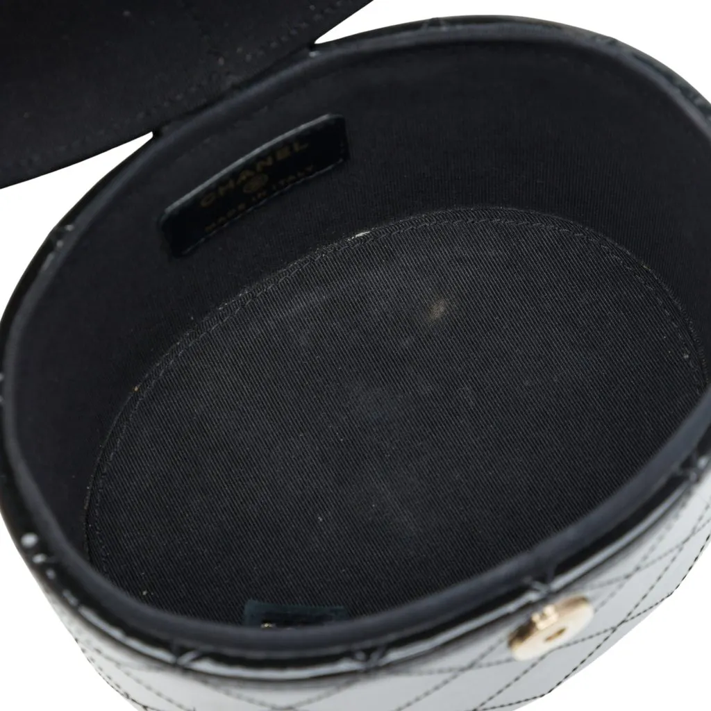 Chanel CC Quilted Patent Round Vanity Clutch With Chain Black Leather Good - Model View