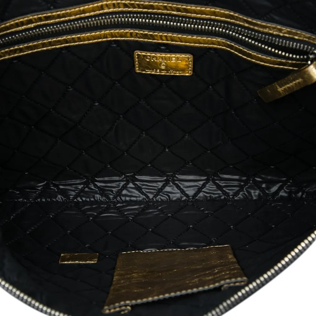 Chanel Metallic Crinkled Calfskin Feministe Mais Feminine Pouch Gold Leather Very good - Model View