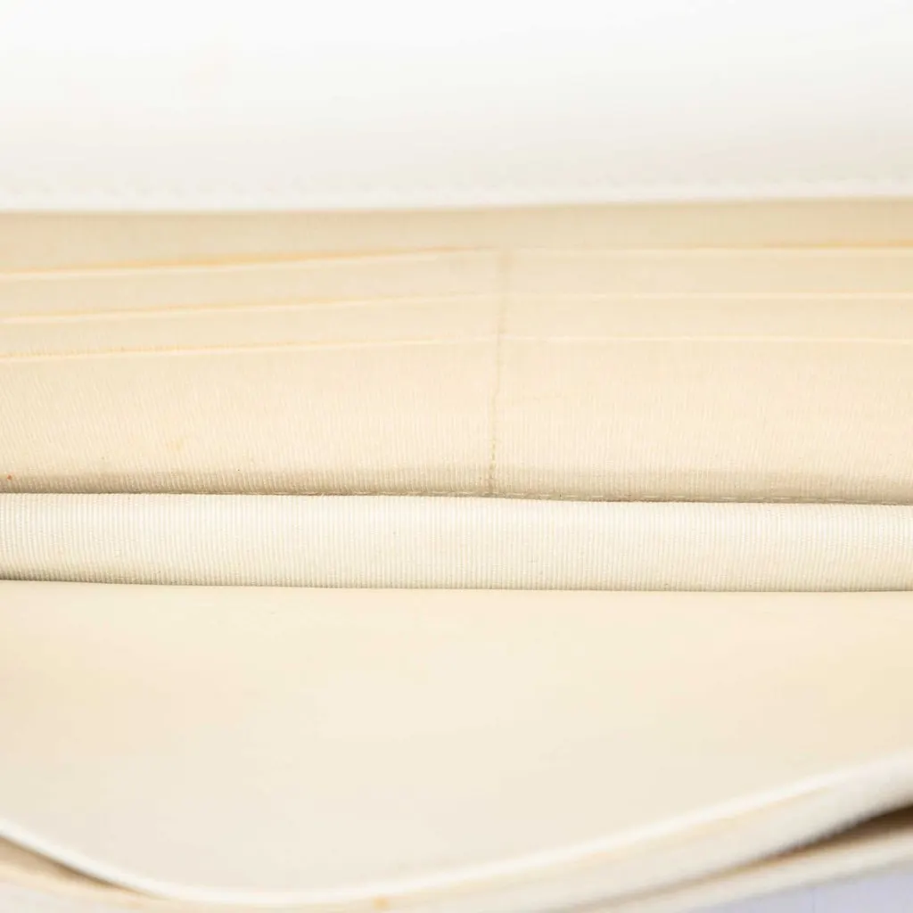 Chanel CC Crinkled Chevron Calfskin Wallet On Chain White Leather Very good - Model View