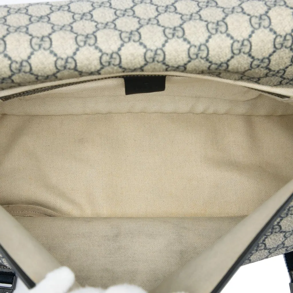 Gucci GG Supreme Messenger Bag Beige Canvas Very good - Model View