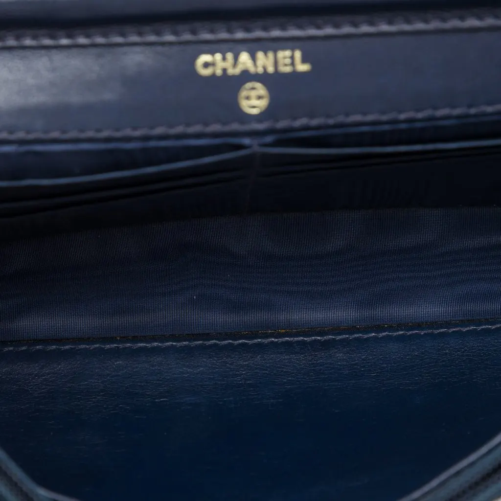 Chanel CC Denim Wallet On Chain Blue Very good - Model View