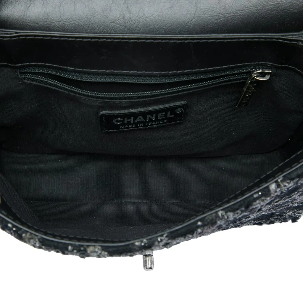 Chanel Medium CC Shearling and Tweed Chain Flap Black Tweed Good - Model View