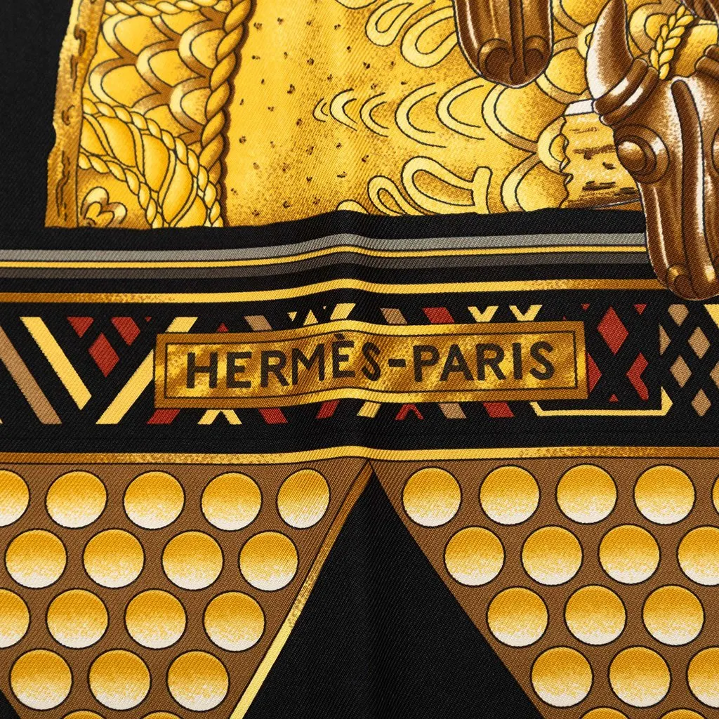 Hermès L Or des Chefs Silk Scarf 90 Black Very good - Model View