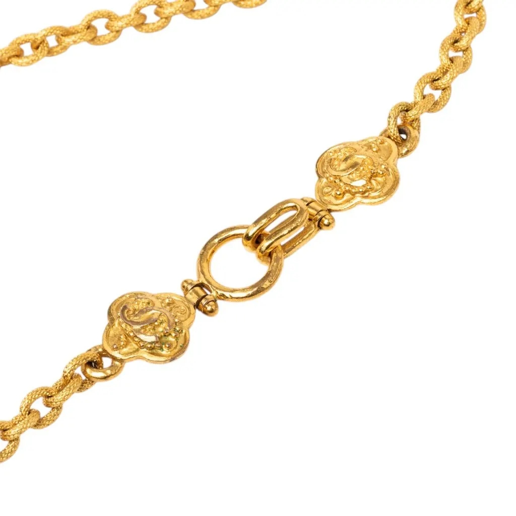 Chanel CC Gold Plated Gripoix Clover Pendant Necklace Gold Metal Very good - Model View