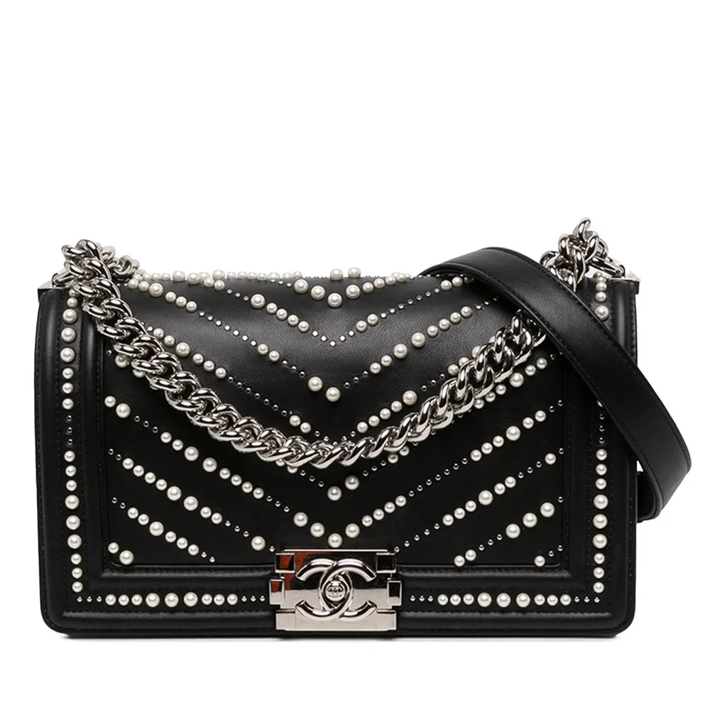 Chanel Old Medium Chevron Calfskin Pearl Boy Flap Black Leather Very good - Front View