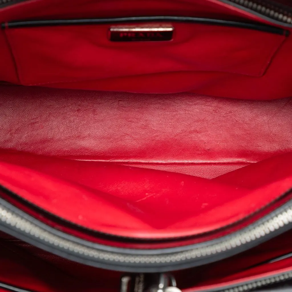 Prada Spazzolato Leather Tote Black Leather Very good - Model View