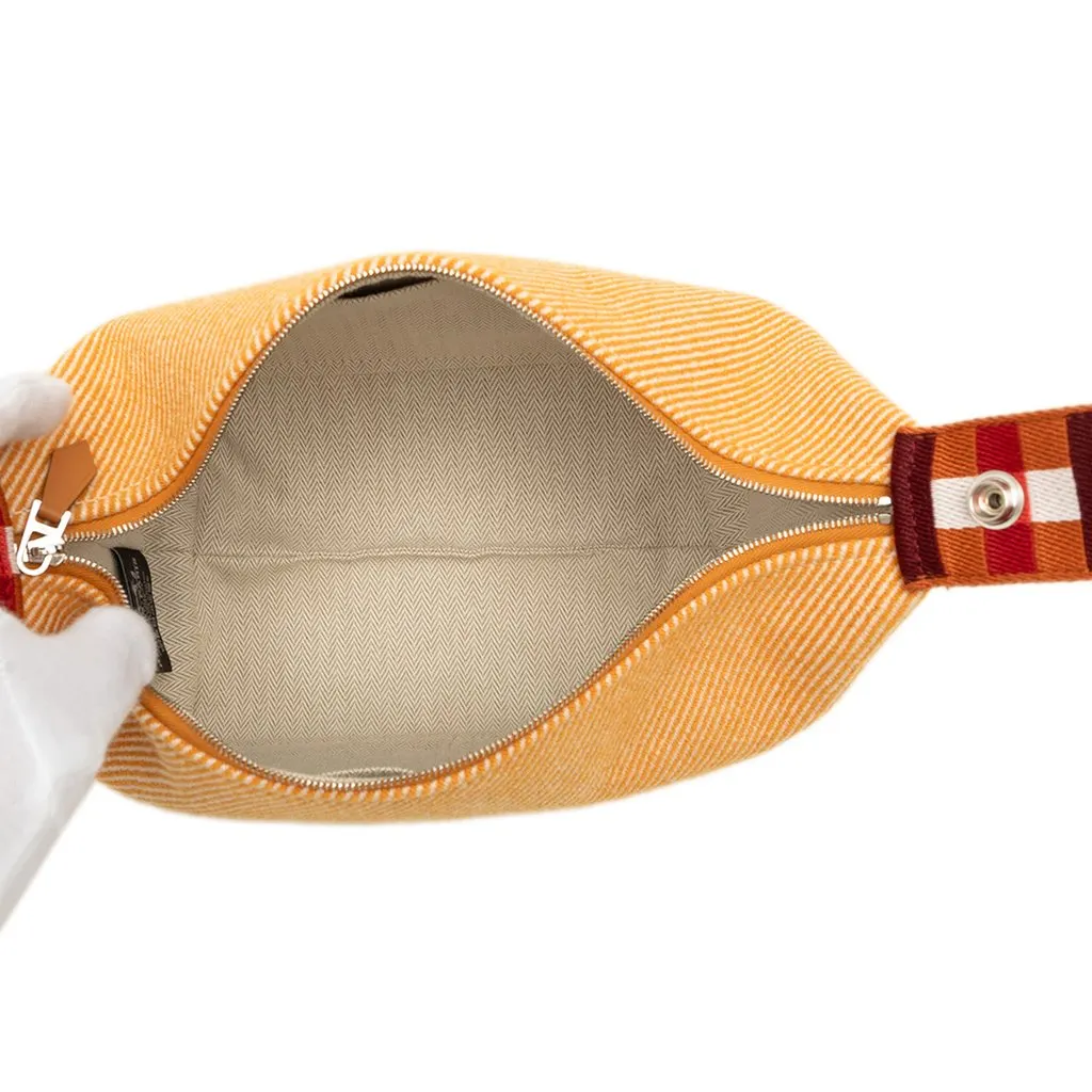 Hermès Small Wool Bride A Brac Au Carre Case Orange Very good - Model View