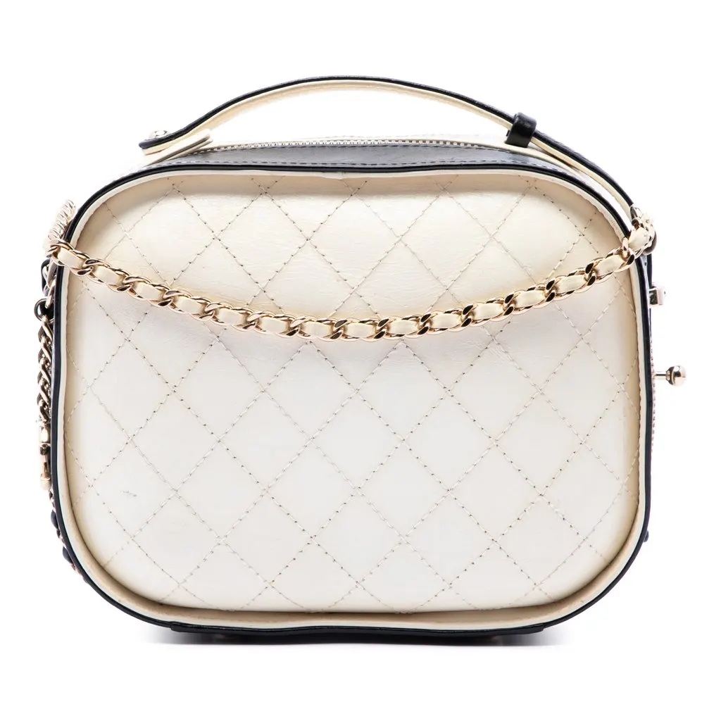 Chanel Small CC Quilted Crumpled Calfskin Vanity Case White Leather Very good - Front View