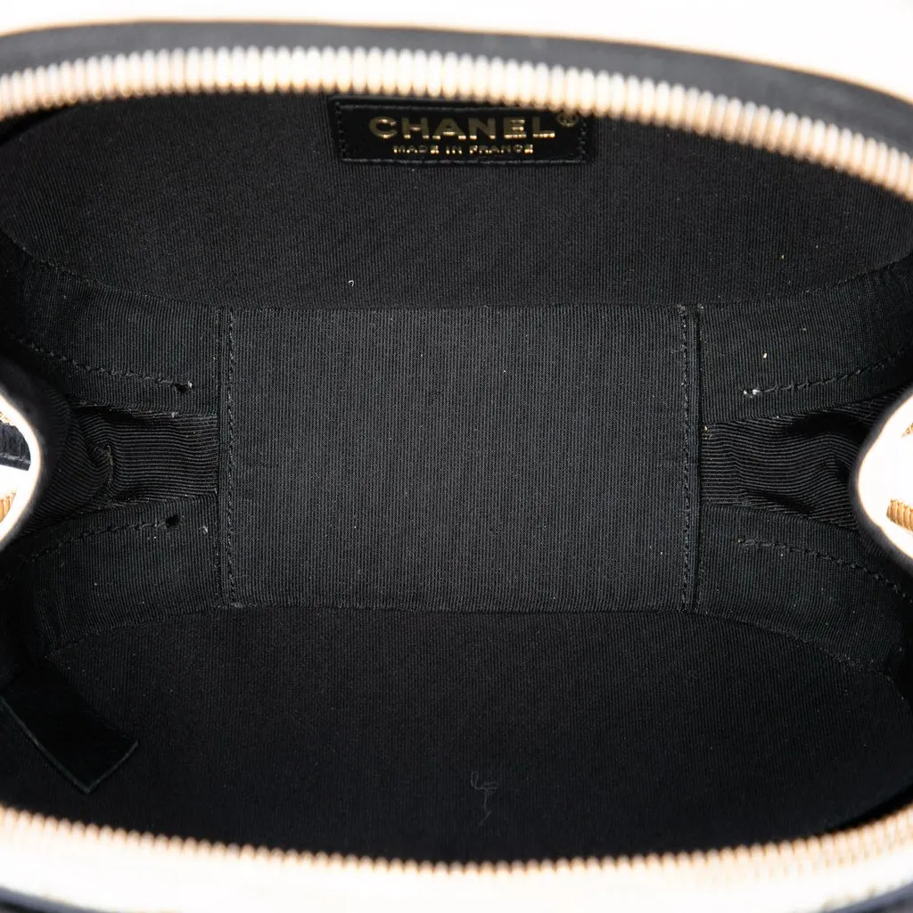Chanel Small CC Quilted Crumpled Calfskin Vanity Case White Leather Very good - Model View