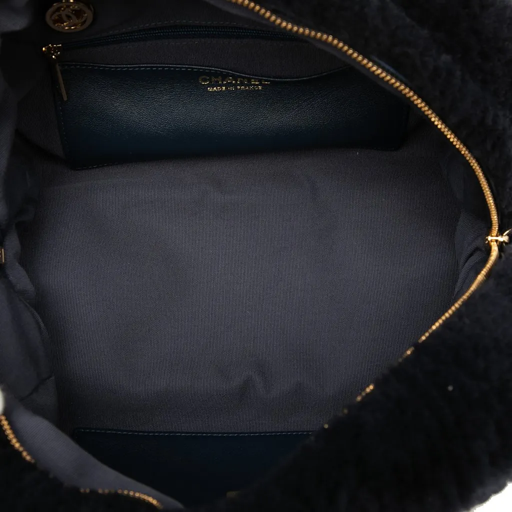 Chanel Coco Neigh Large Quilted Shearling Bowling Bag Blue Shearling Very good - Model View