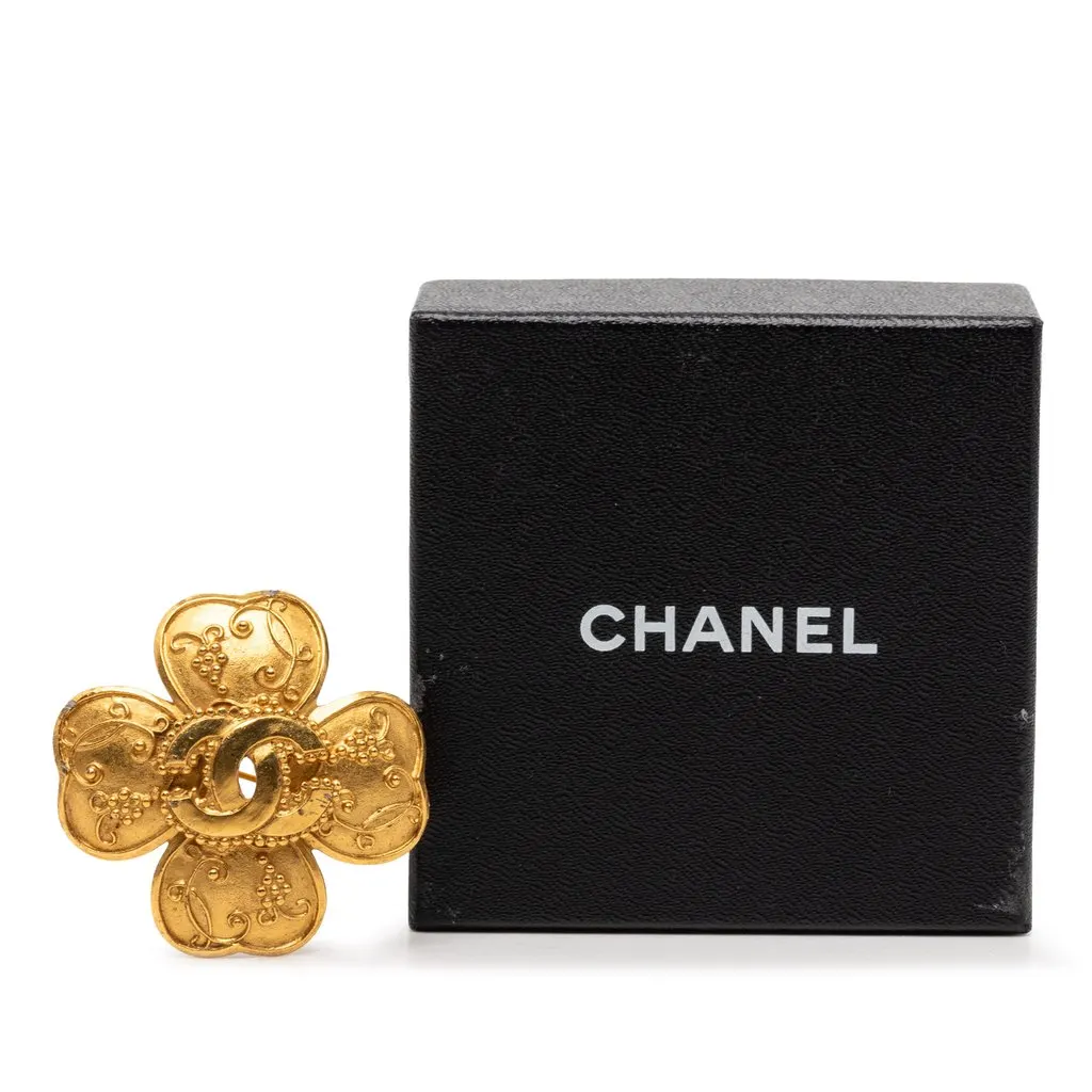 Chanel CC Gold Plated Grapevine Clover Brooch Gold Metal Very good - Model View