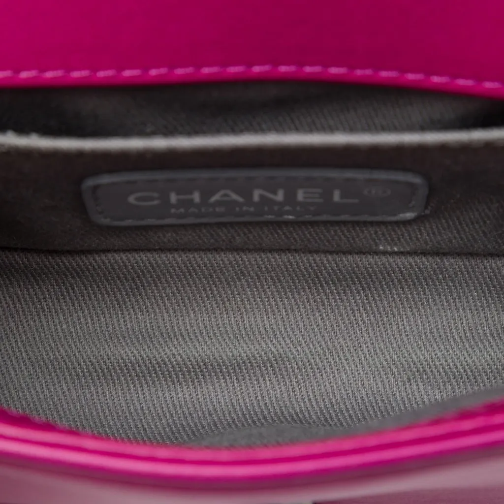 Chanel Mini Quilted Velvet Boy Flap Pink Very good - Model View