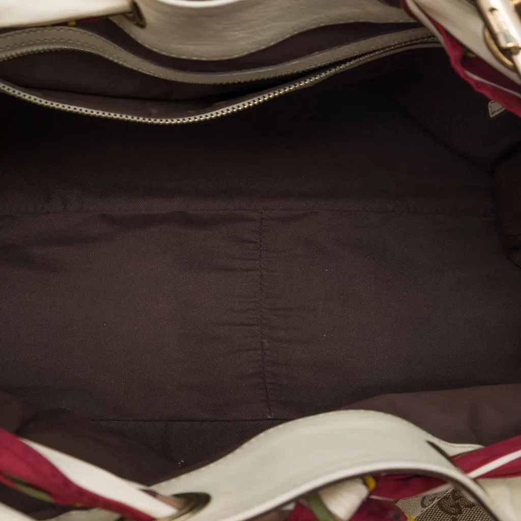 Gucci Large GG Canvas Positano Tote Beige Very good - Model View