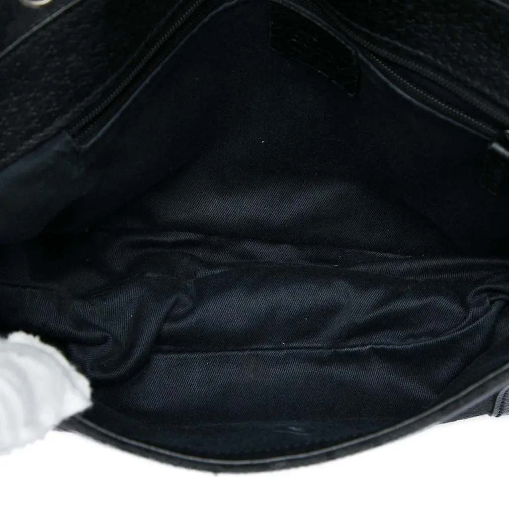 Gucci GG Canvas Handbag Black Very good - Model View