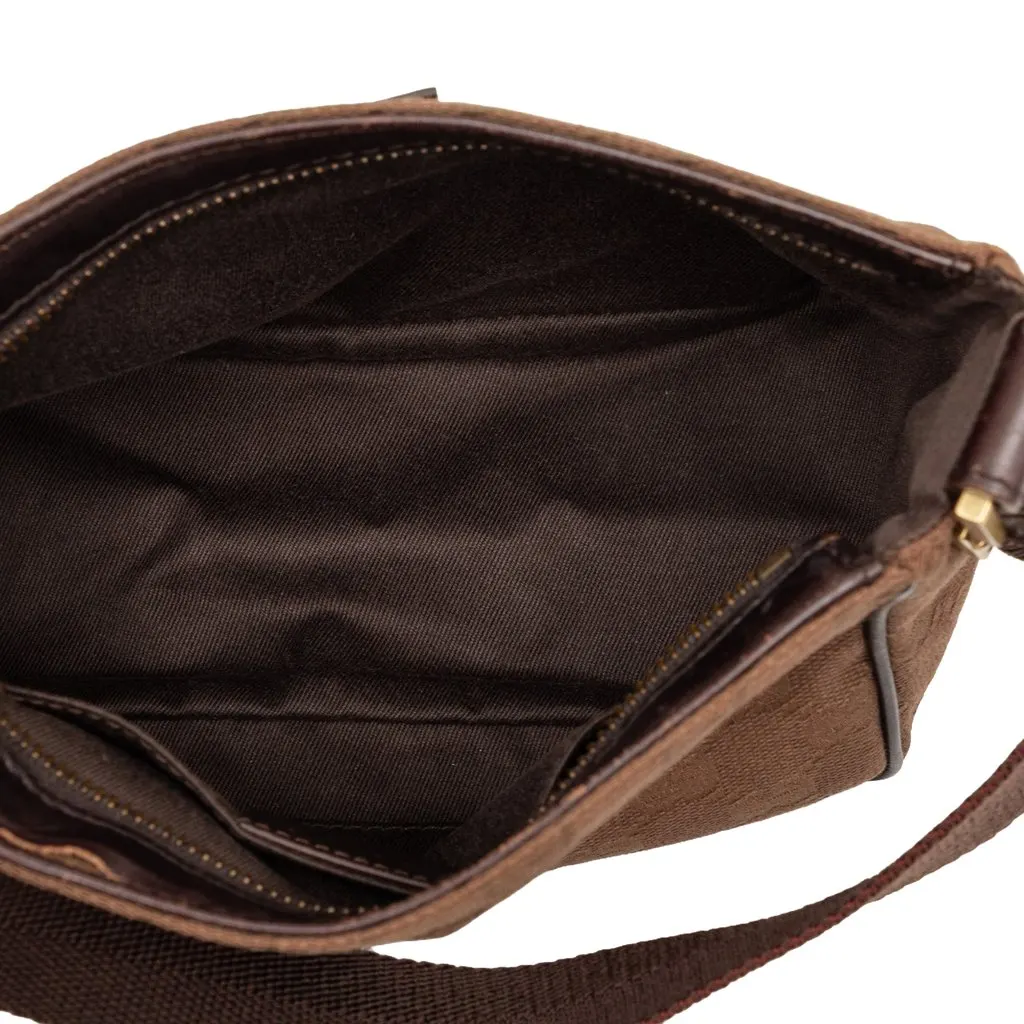 Gucci GG Canvas Handbag Brown Very good - Model View
