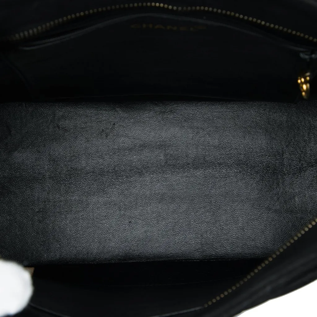 Chanel Suede Medallion Tote Black Leather Very good - Model View