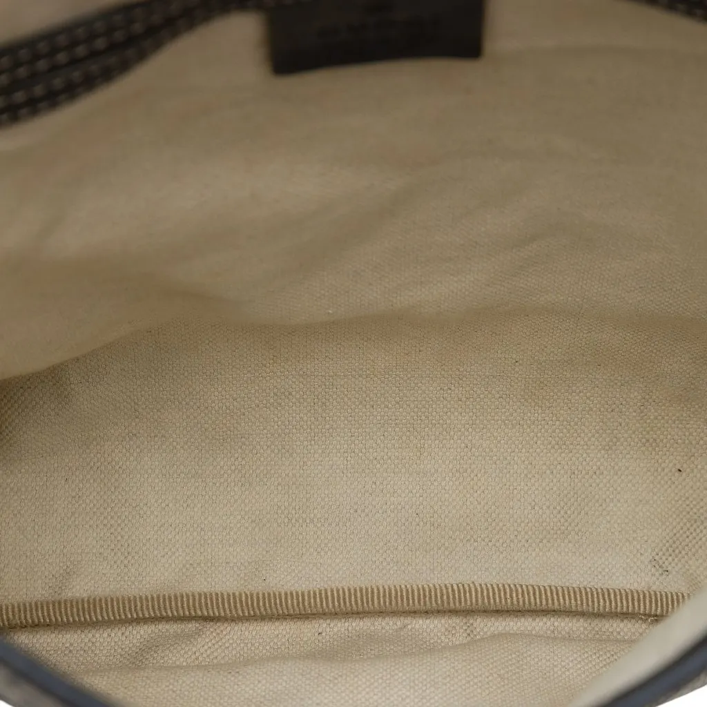 Gucci GG Supreme Crossbody Beige Canvas Very good - Model View