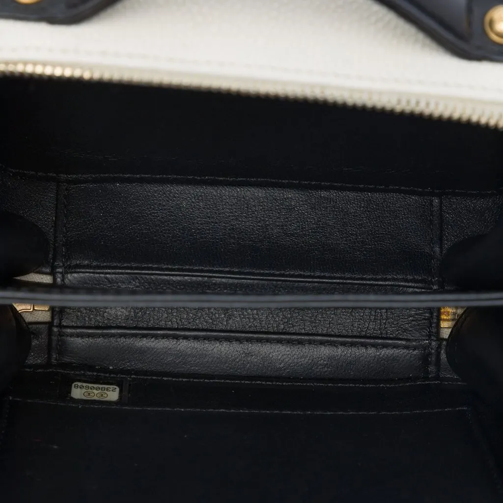 Chanel Small Caviar CC Filigree Vanity Case White Leather Very good - Model View