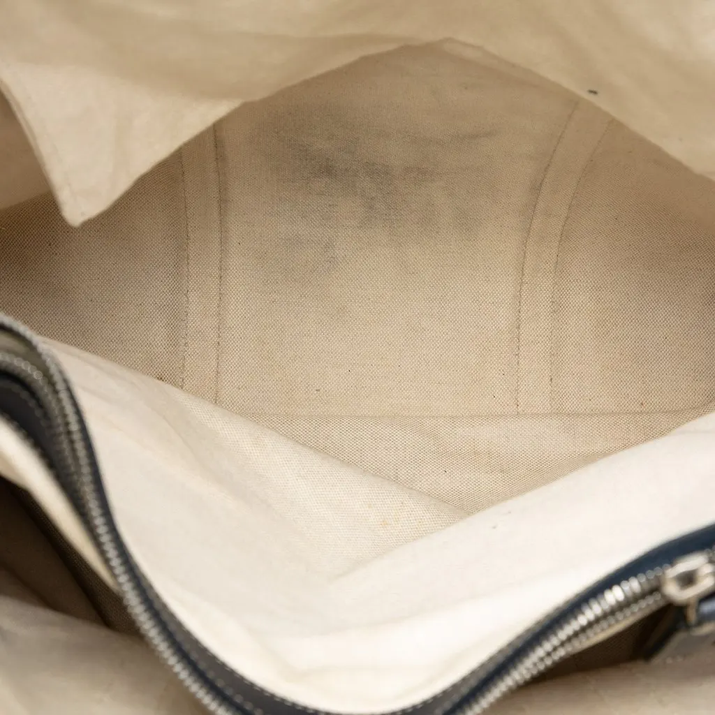 Gucci GG Supreme Joy Vertical Tote Beige Very good - Model View