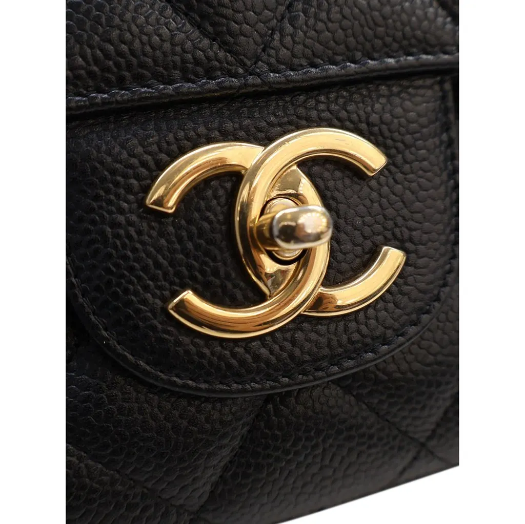 Chanel Maxi Classic Caviar Double Flap Black Leather Very good - Model View