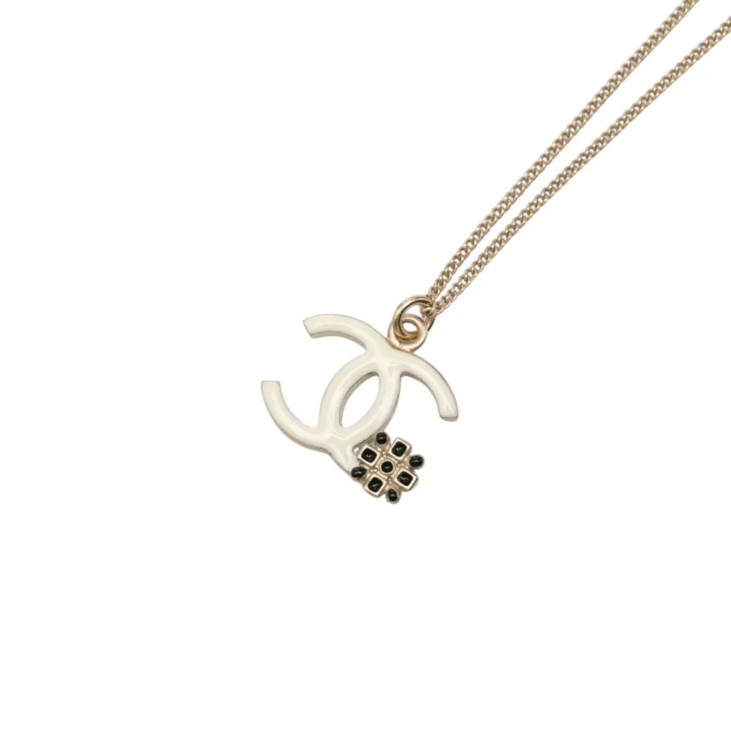 Chanel CC Gold Plated and Enamel Flower Pendant Necklace Gold Metal Very good - Model View