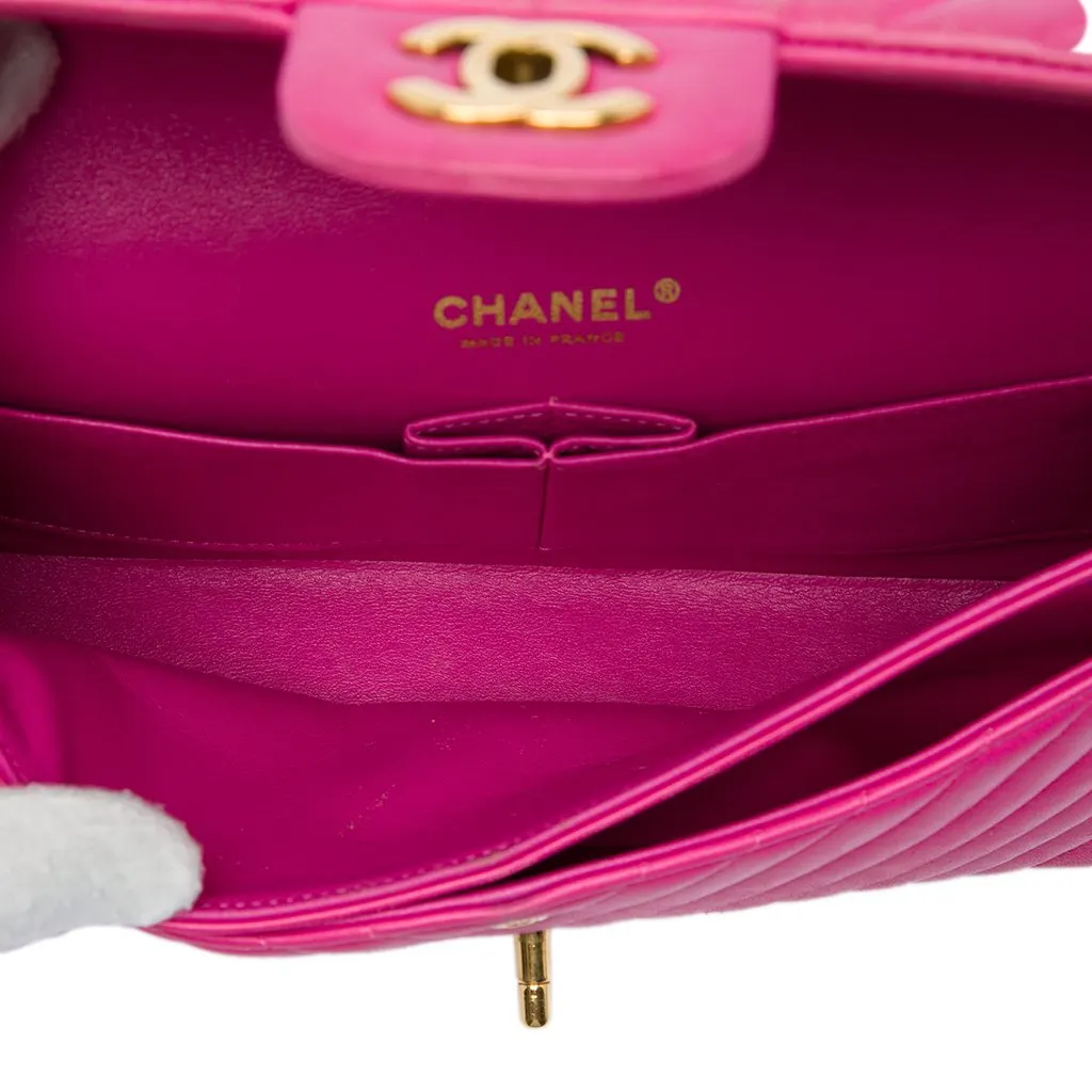 Chanel Medium Classic Chevron Lambskin Double Flap Pink Leather Very good - Model View