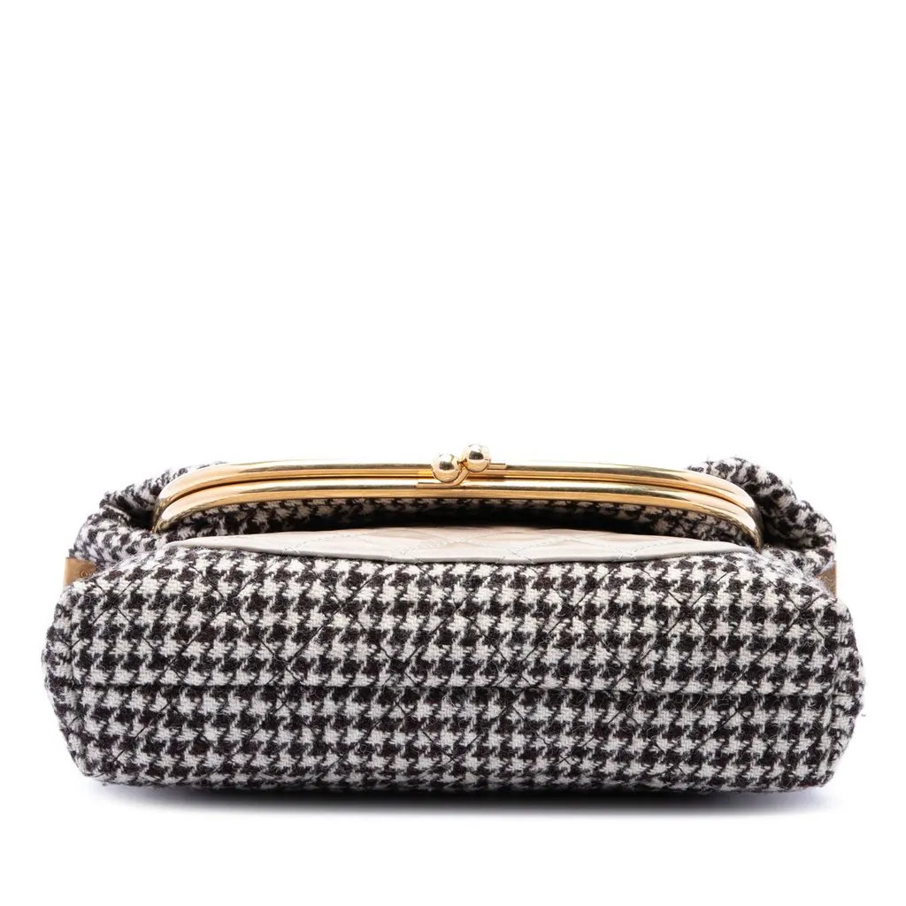 Chanel Medium Quilted Houndstooth Tweed and Calfskin Tabatiere Kisslock Fold Over Crossbody Black Very good - Inside View