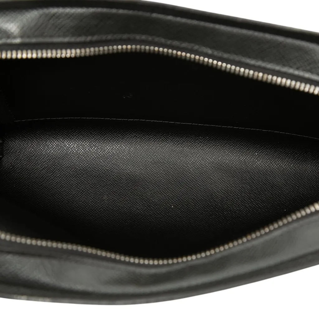 Louis Vuitton Taiga Pochette Baikal Black Leather Very good - Model View