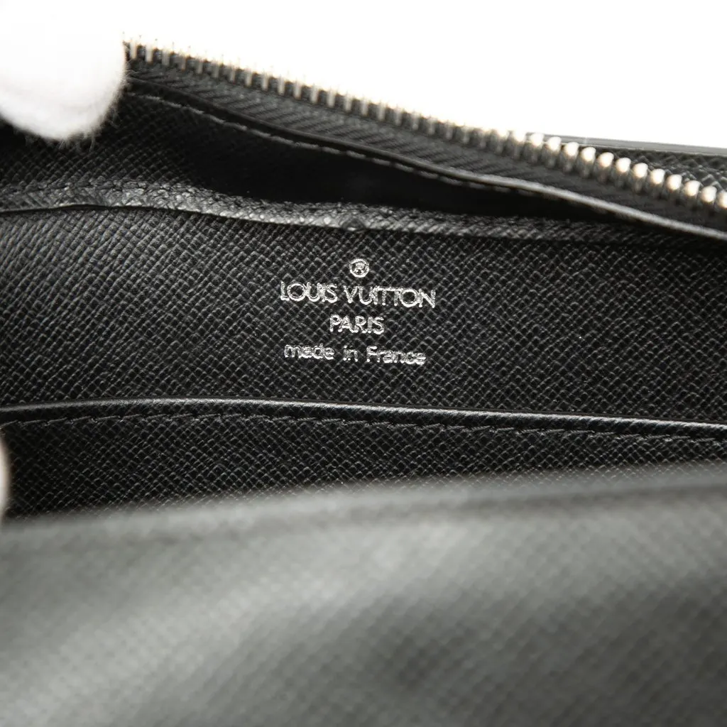 Louis Vuitton Taiga Pochette Baikal Black Leather Very good - Box View