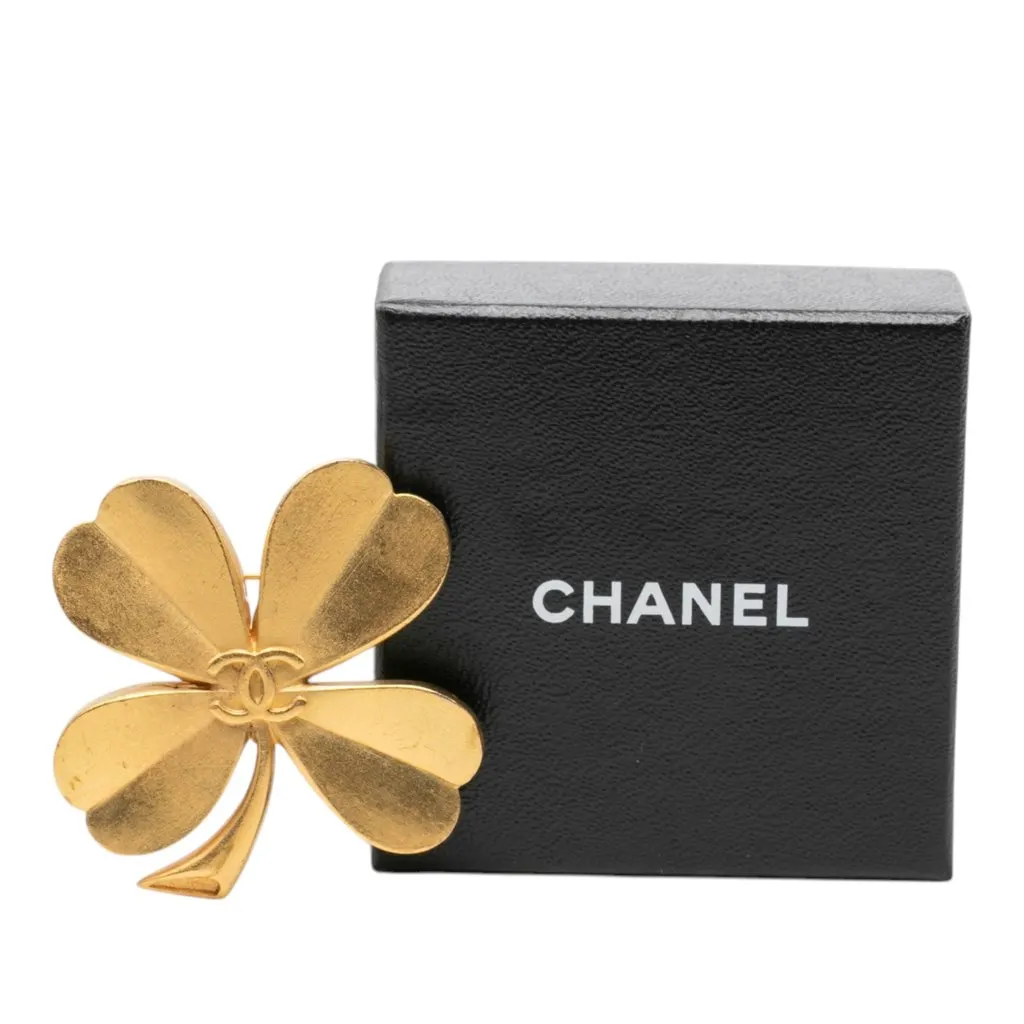 Chanel CC Brushed Gold Plated Four Leaf Clover Brooch Gold Metal Very good - Model View