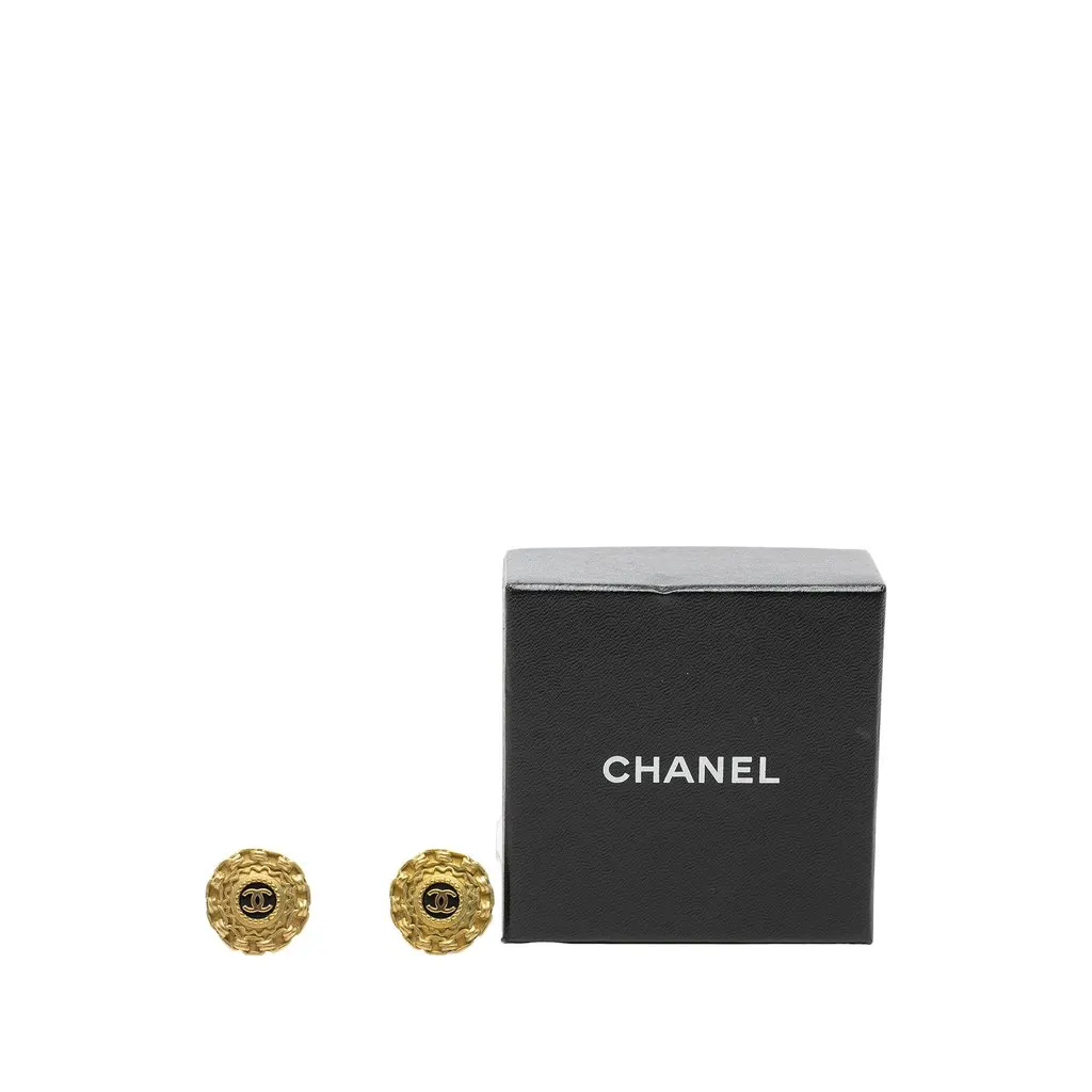 Chanel CC Gold Plated Resin Round Clip On Earrings Gold Metal Very good - Model View