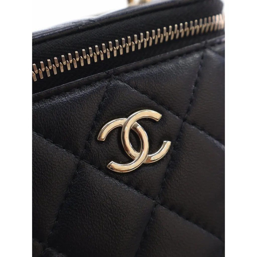 Chanel Mini CC Quilted Lambskin Top Handle Vanity Case With Chain Black Leather Very good - Model View