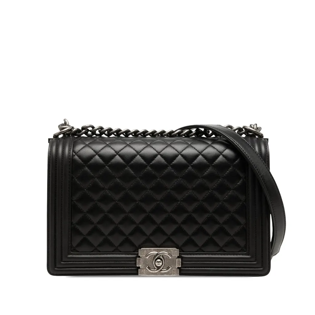 Chanel Medium Quilted Lambskin Boy Flap Black Leather Very good - Front View