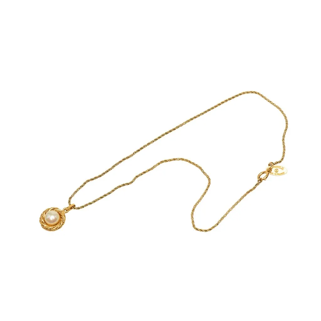 Chanel Gold Plated Faux Pearl Round Pendant Necklace Gold Metal Very good - Model View