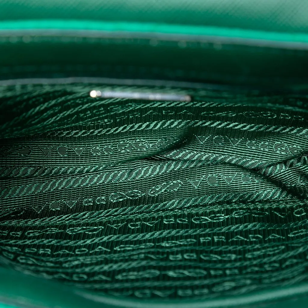 Prada Impuntu Tessuto Chain Crossbody Green Very good - Model View