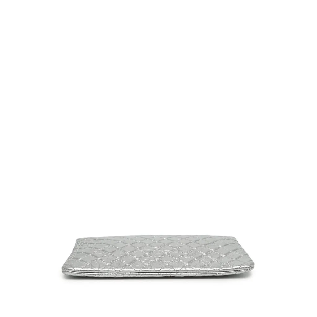 Chanel Large Quilted Metallic Aged Calfskin Cosmo Charm O Case Clutch Silver Leather Very good - Inside View