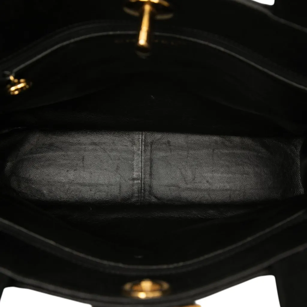Chanel CC Quilted Caviar Turnlock Handbag Black Leather Very good - Model View
