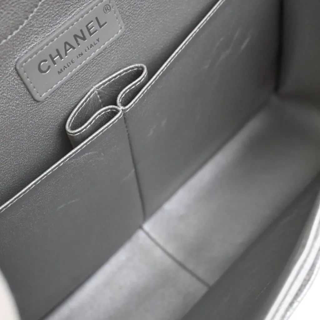 Chanel Jumbo Classic Caviar Double Flap Silver Leather Very good - Model View