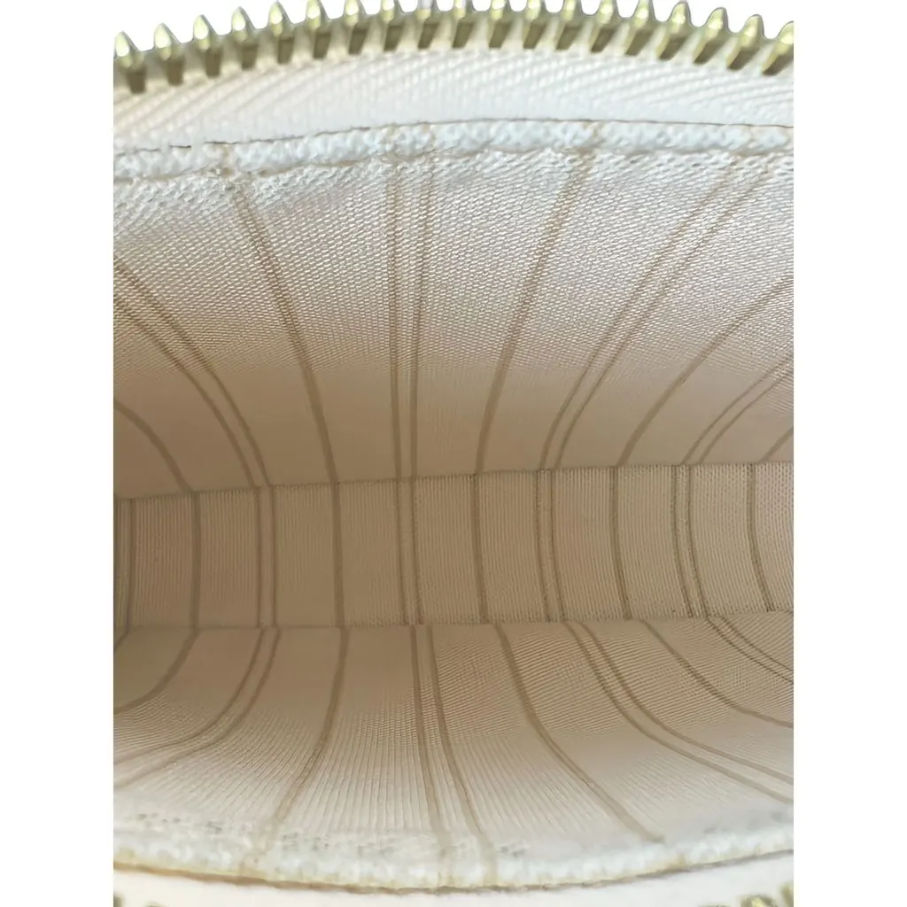 Louis Vuitton Monogram Empreinte Easy Pouch On Strap White Leather Very good - Model View