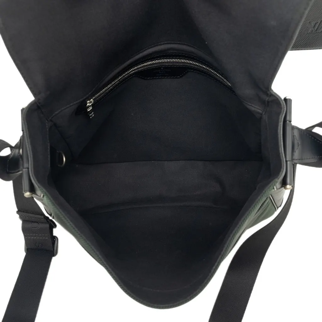 Louis Vuitton Taiga Viktor Black Leather Very good - Model View